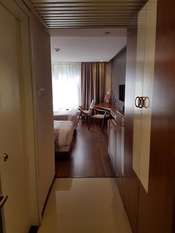 Hotel The Blooms Cochin Kochi Exterior foto