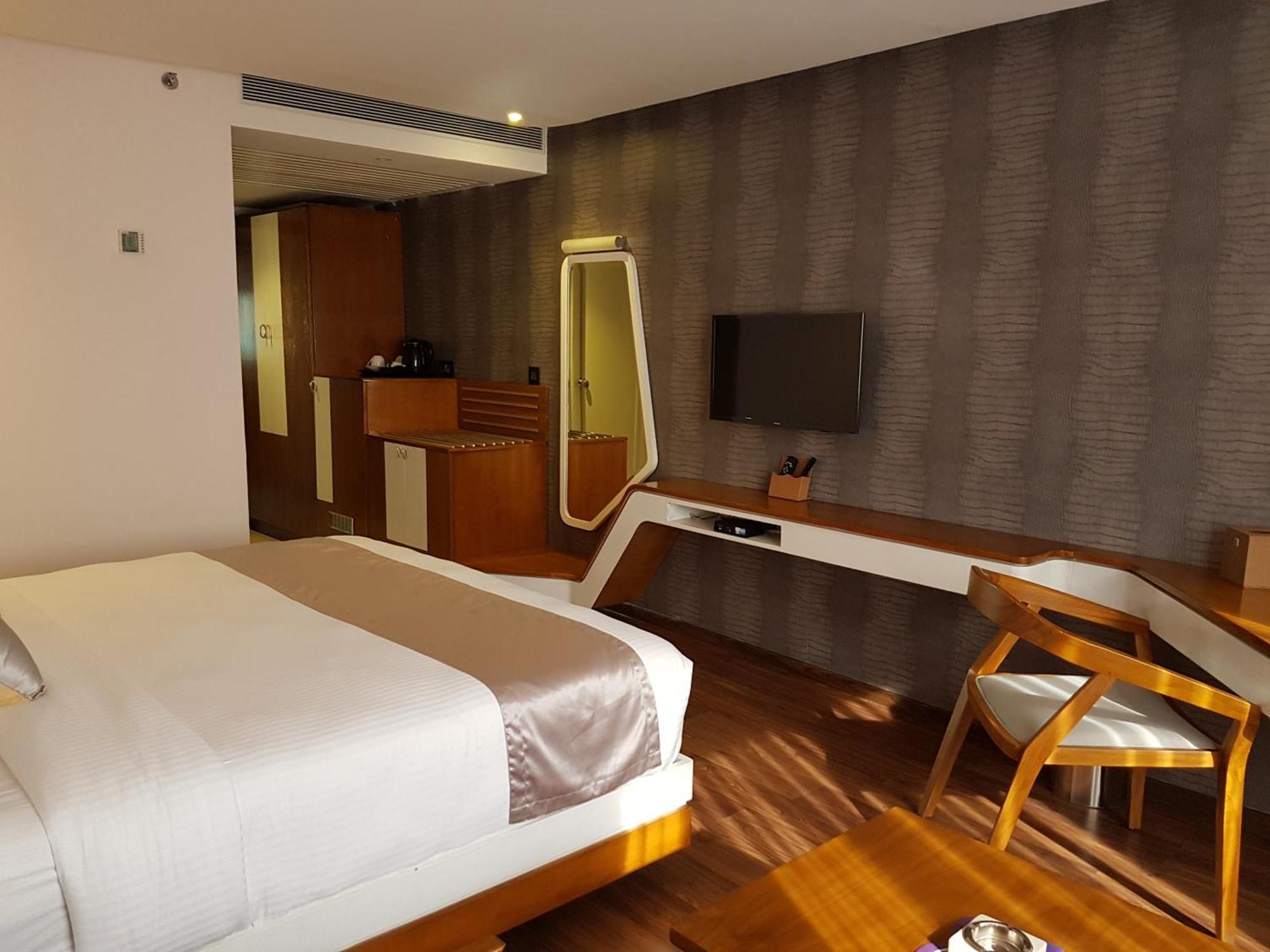 Hotel The Blooms Cochin Kochi Exterior foto