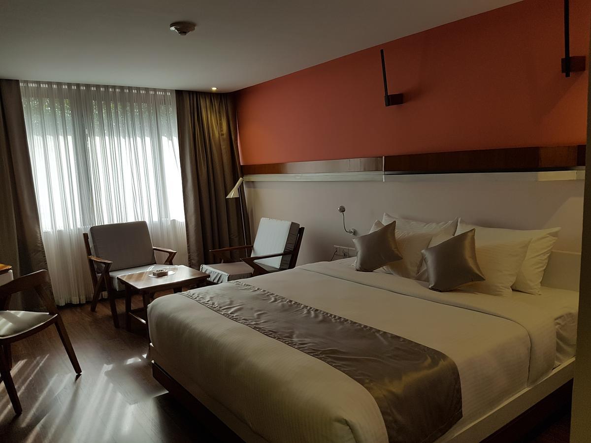 Hotel The Blooms Cochin Kochi Exterior foto