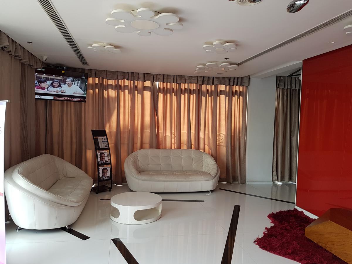 Hotel The Blooms Cochin Kochi Exterior foto